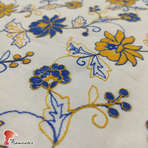 EDITA FLOR PQ. Embroidered batiste fabric. Small flower print.